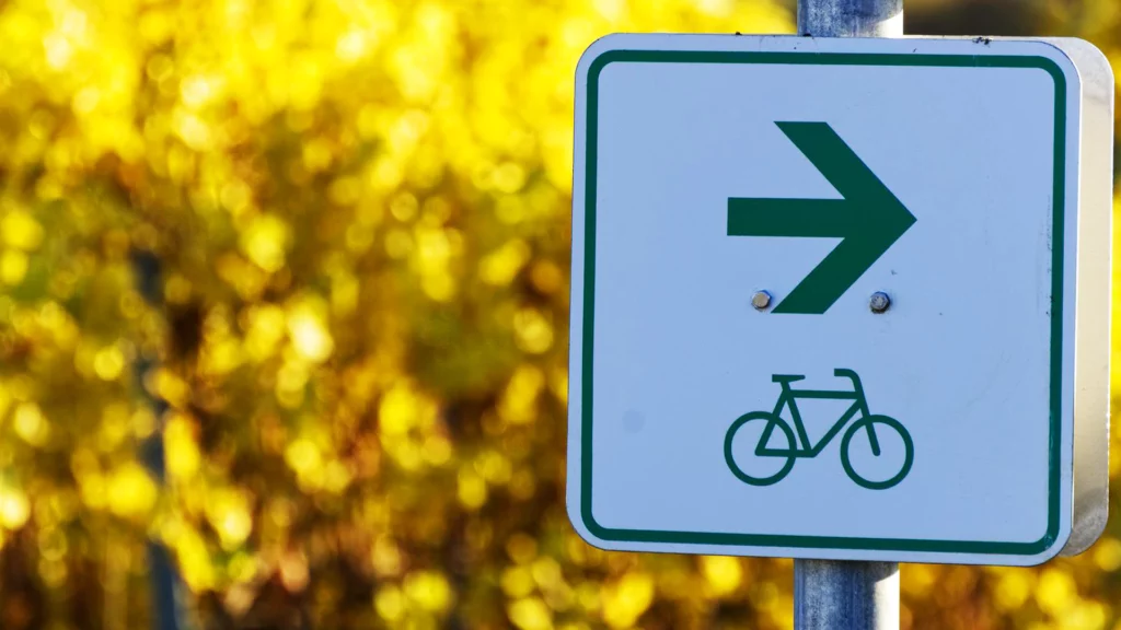 Schild in der Natur das auf Fahrradwege für Familien hin