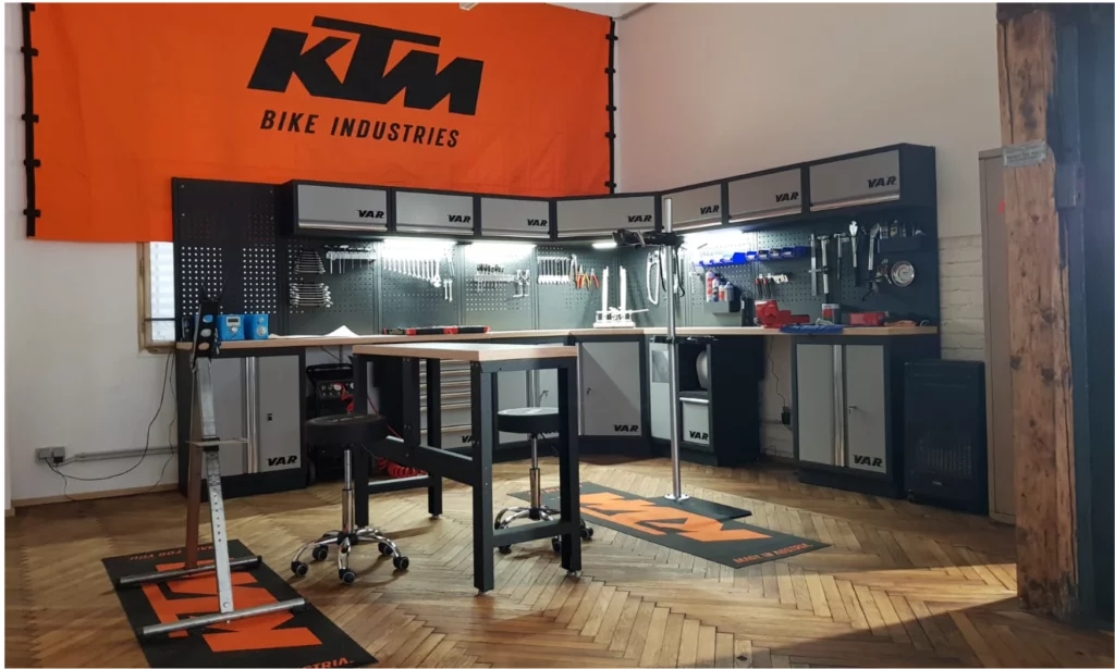 Innensicht KTM Bikes Artbauer Fahrradwerkstatt. 