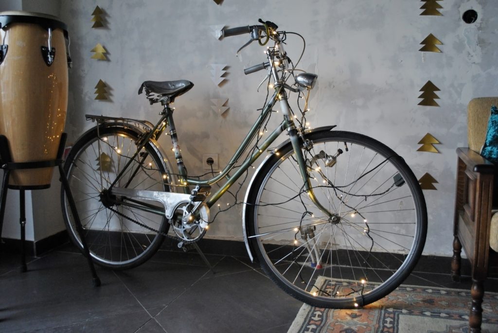 Fahrrad Deko Tipp 3: LED Lichter dran hängen. Eine kleine Lichterquelle die Winter-Abende gemütlich macht
