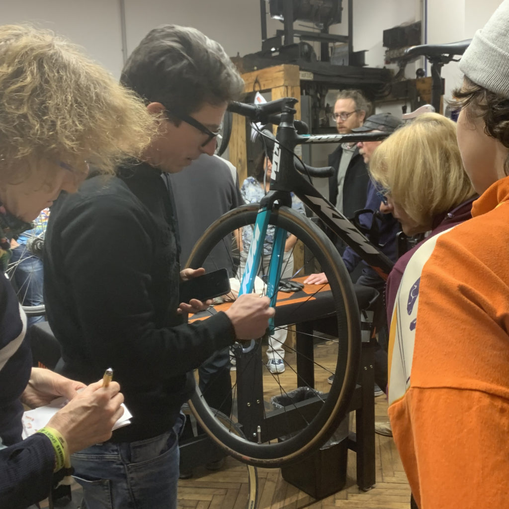 Reifen- und Speichenkontrolle beim DIY Workshop