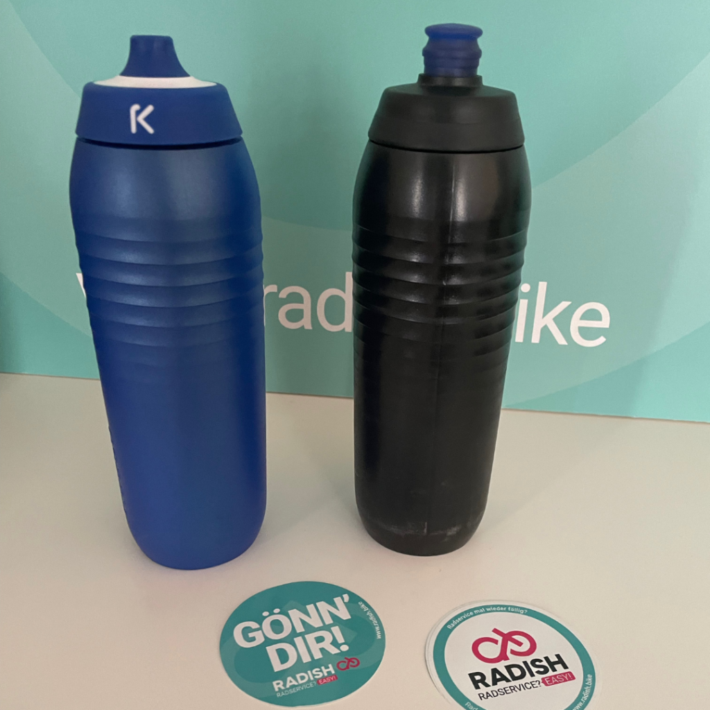 Keego Trinkflasche: der Vergleich altes Modell aus 2019 (rechts) gegen aktuelle Keego Trinkflasche in Blau
